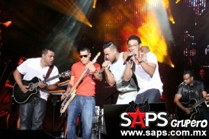 Sorprende Romeo Santos en su concierto al cantar de nuevo con sus excompañeros de Aventura