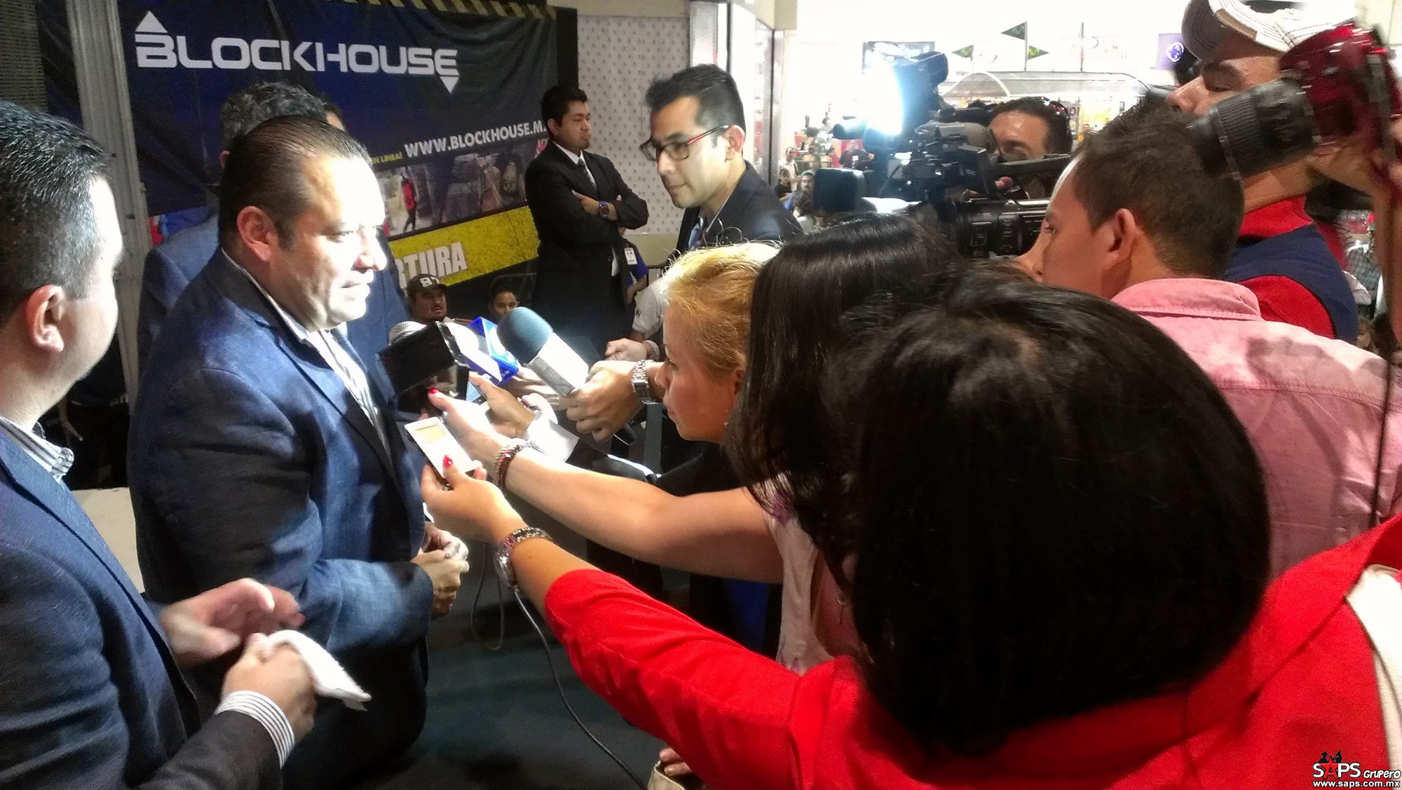 Pesado convoca a más de mil fans en firma de autógrafos en Monterrey