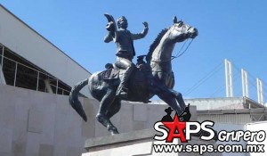 Venderán estatua de Antonio Aguilar a EU