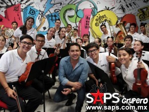  Julión Álvarez causa tumulto y euforia al visitar escuela de música