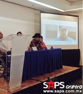 Fidel Rueda dona aparatos auditivos a niños 