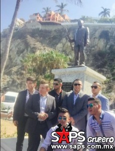 Develan la estatua de don Salvador Lizárraga en Mazatlán