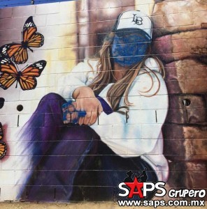 La obra titulada "Mariposa de Barrio" de Jenni Rivera  es grafiteada por vándalos 