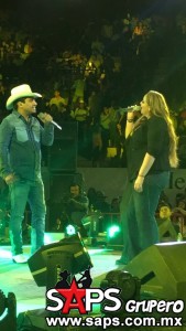 Alejandra Orozco y Julión Álvarez cantan juntos en Autlán de Navarro‏