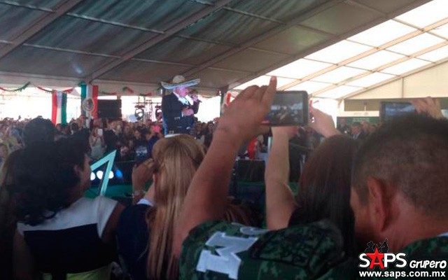 Vicente Fernández amenizó ceremonia por el Día del Ejército Mexicano