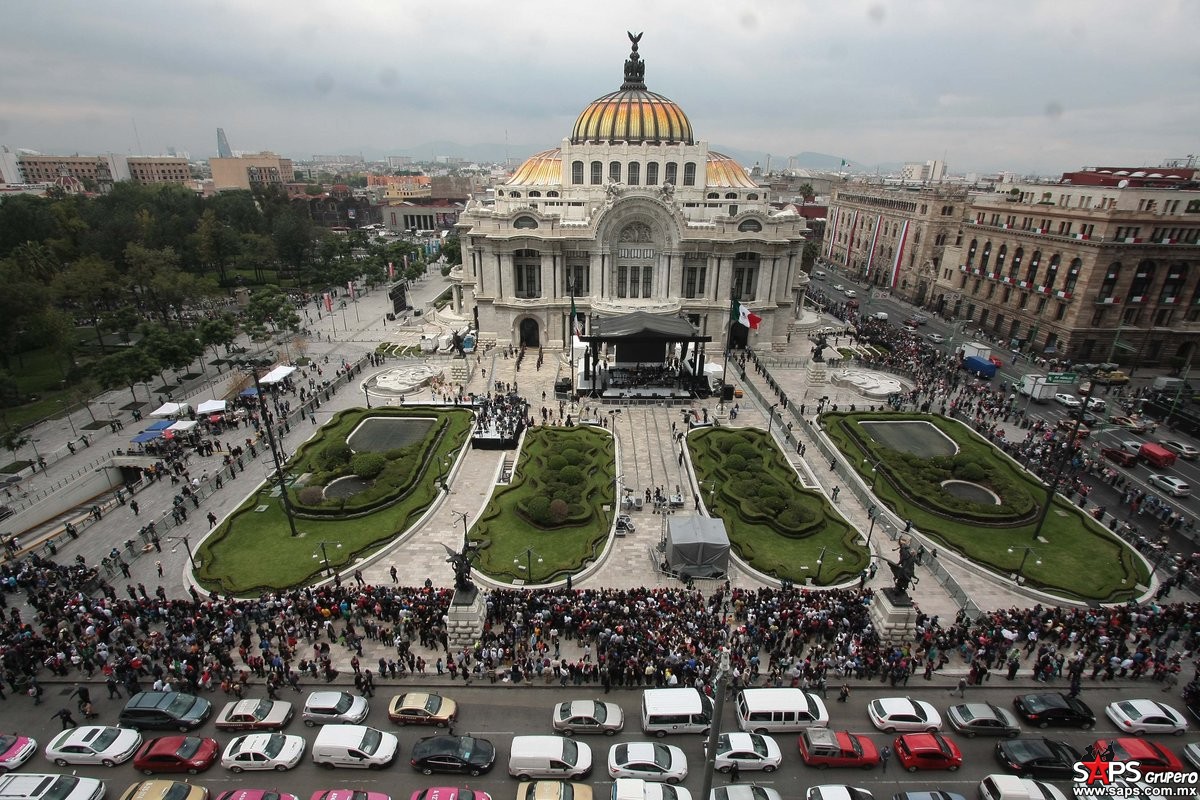 Llega carroza fúnebre con cenizas de Juan Gabriel a Bellas Artes