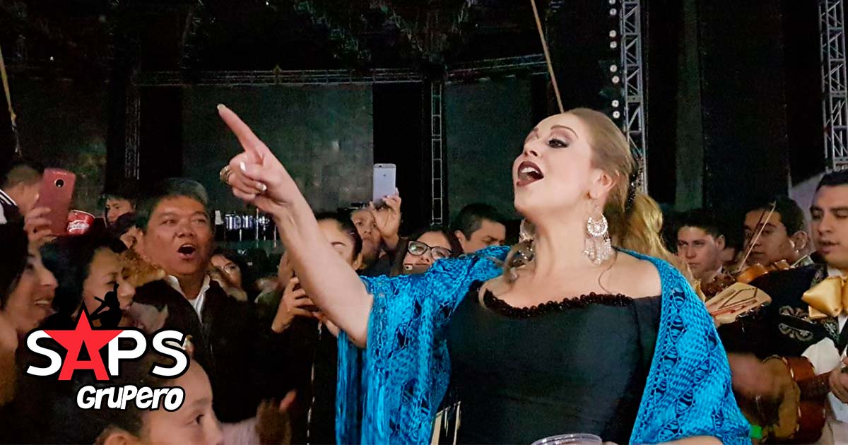 Alejandra Orozco se baja del escenario… a cantar entre el público