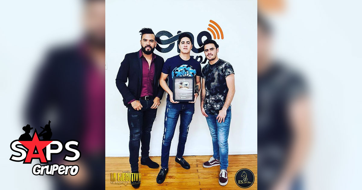 Banda La Ejecutiva recibe reconocimiento por los 100K en YouTube