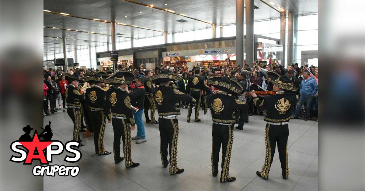 Mariachi de la SEDENA ofrece serenata flashmob en aeropuerto de Colombia