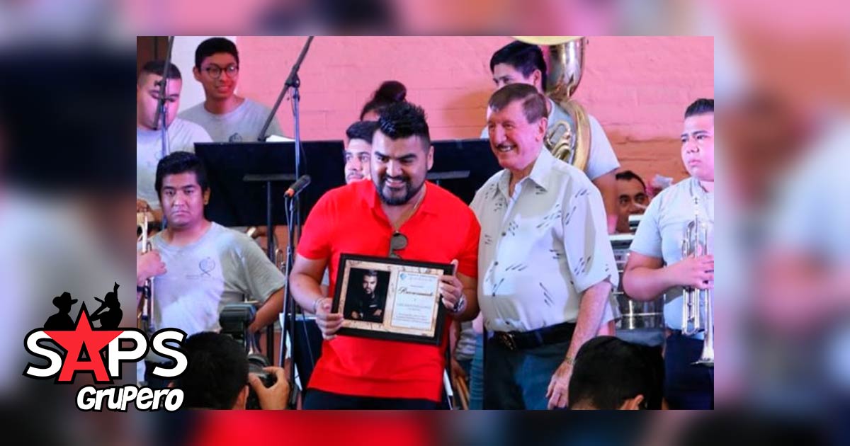 Germán Lizárraga entrega reconocimiento a El Mimoso