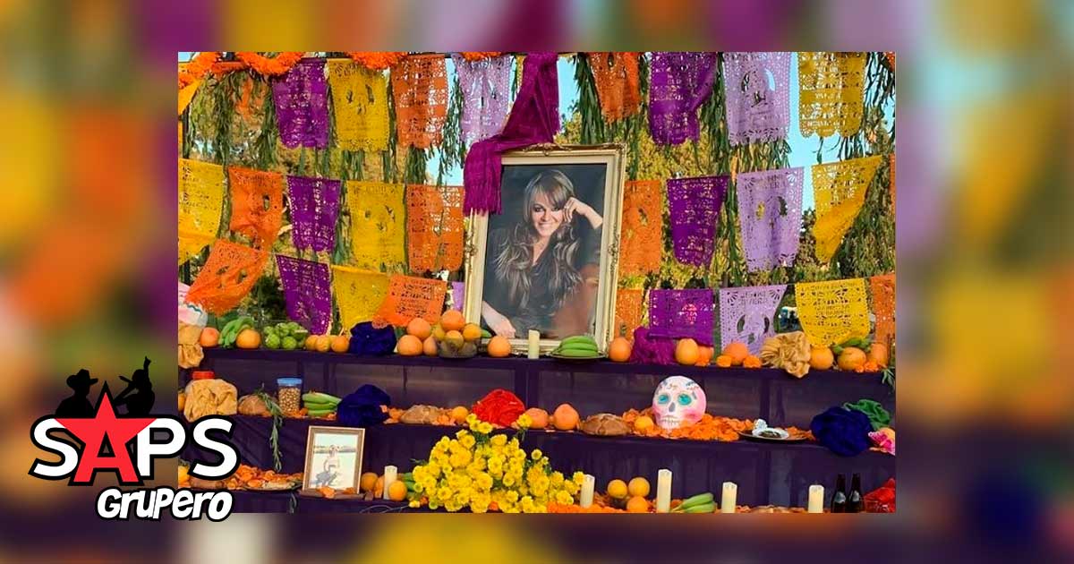 Rinden homenaje a Jenni Rivera con un altar de muertos
