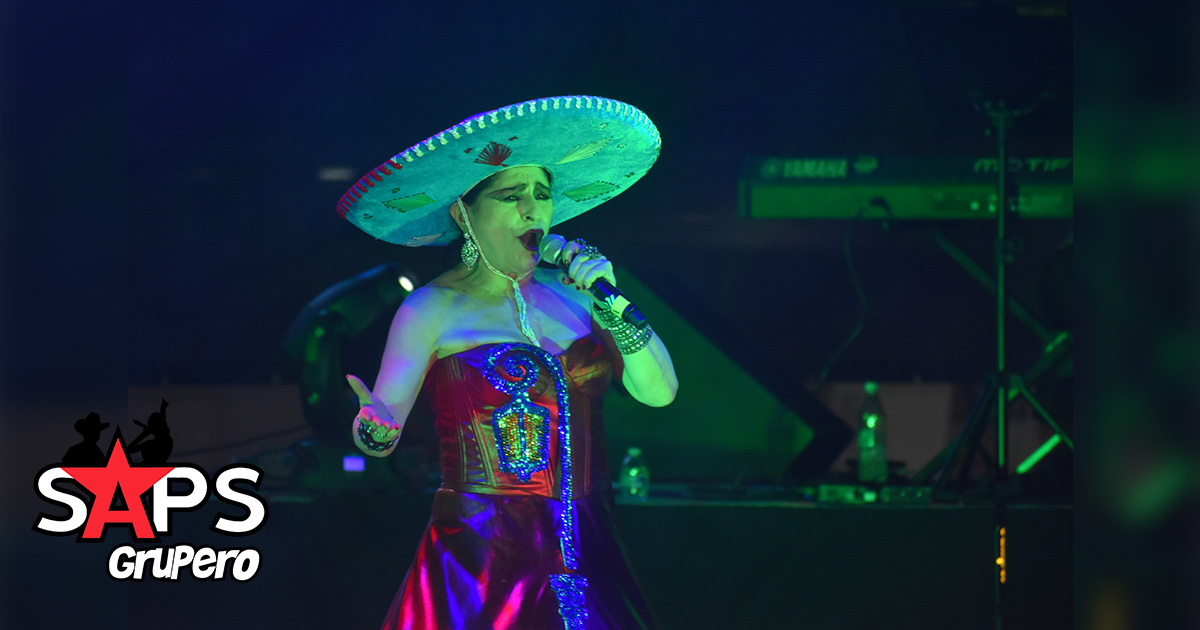 Extravagante presentación de Astrid Hadad en el Carnaval de Cancún