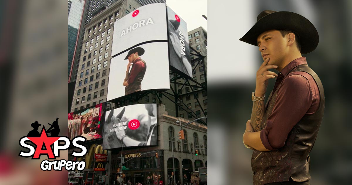 Christian Nodal en todo lo alto del Times Square