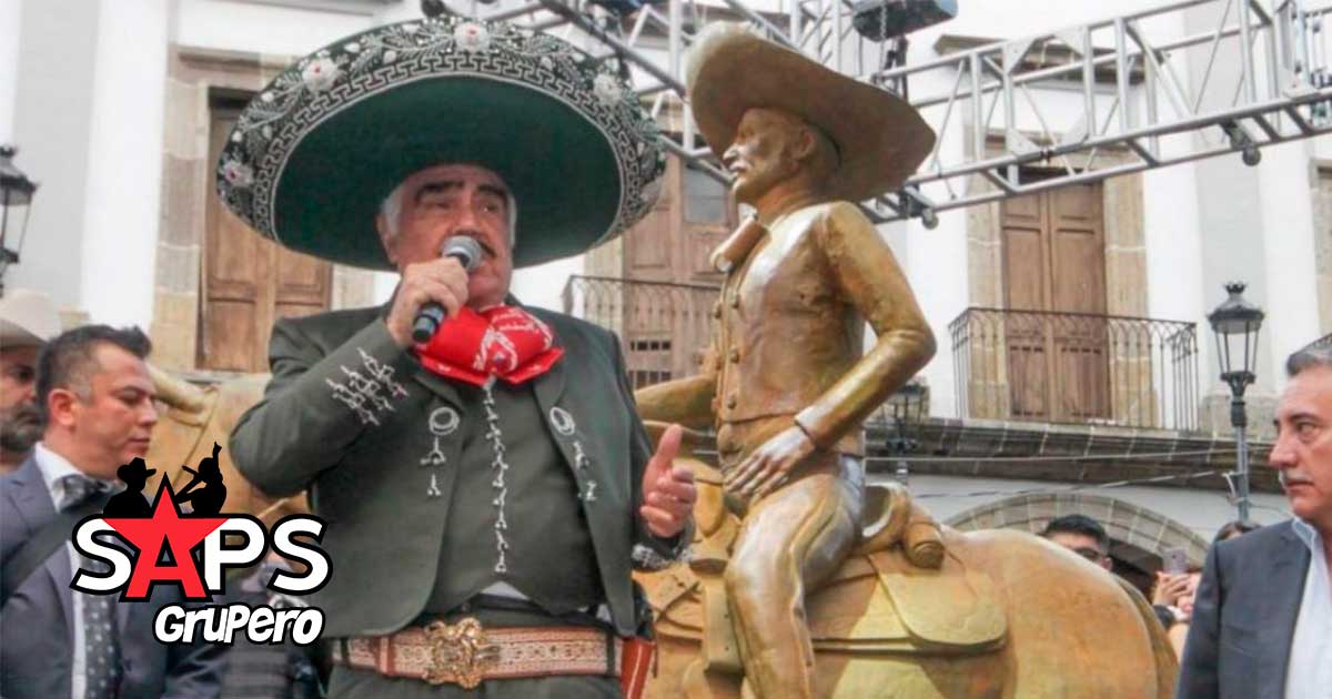 Vicente Fernández devela estatua y brinda concierto