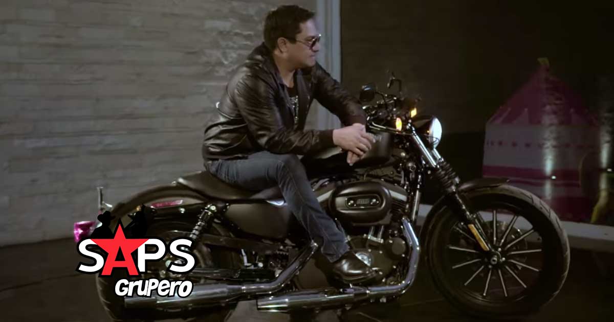Julión Álvarez y Su Norteño Banda te invita a subirse a su moto