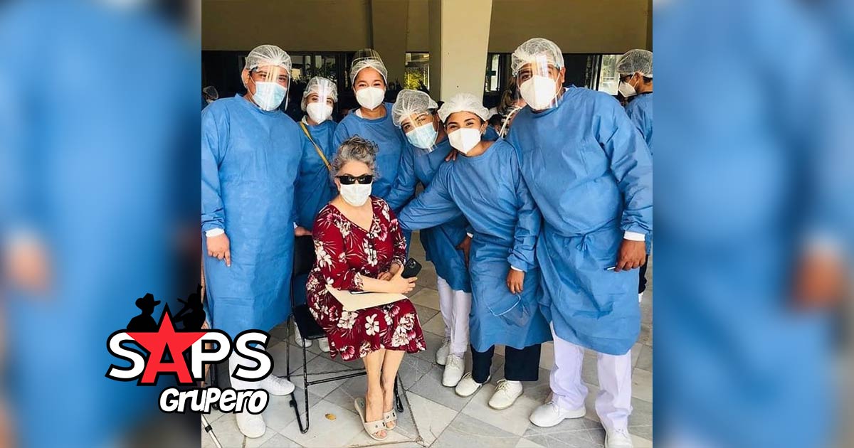 Verónica Castro recibe vacuna contra covid-19