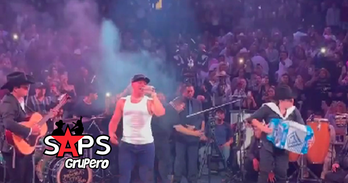 Alfredo Olivas es sorprendido por Eduin Caz en pleno concierto