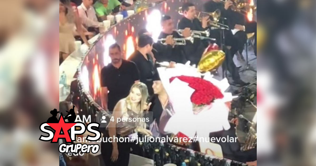 Julión Álvarez recibe regalos y hasta un ramo de flores buchón