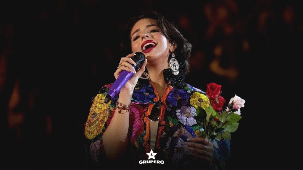 Ángela Aguilar rompe en llanto en concierto tras mensaje de fans