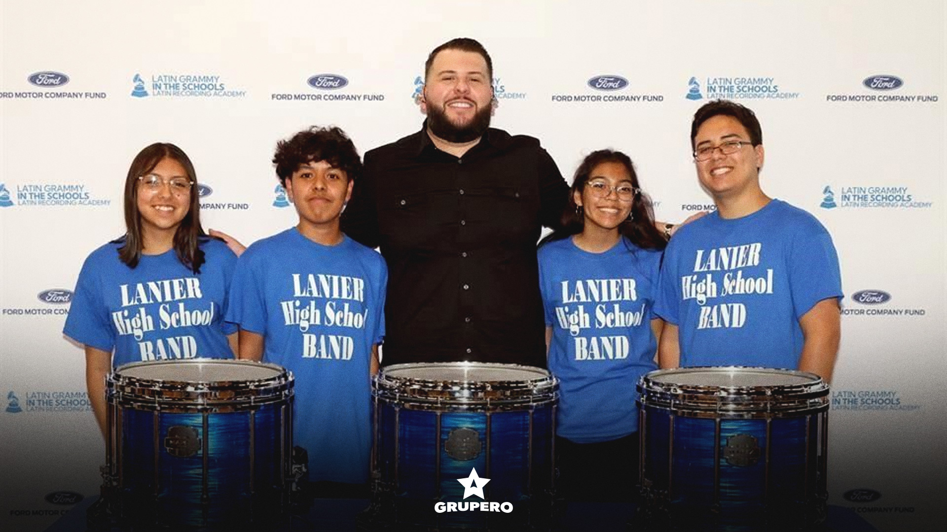 Latin Grammy y El Fantasma donan instrumentos a estudiantes