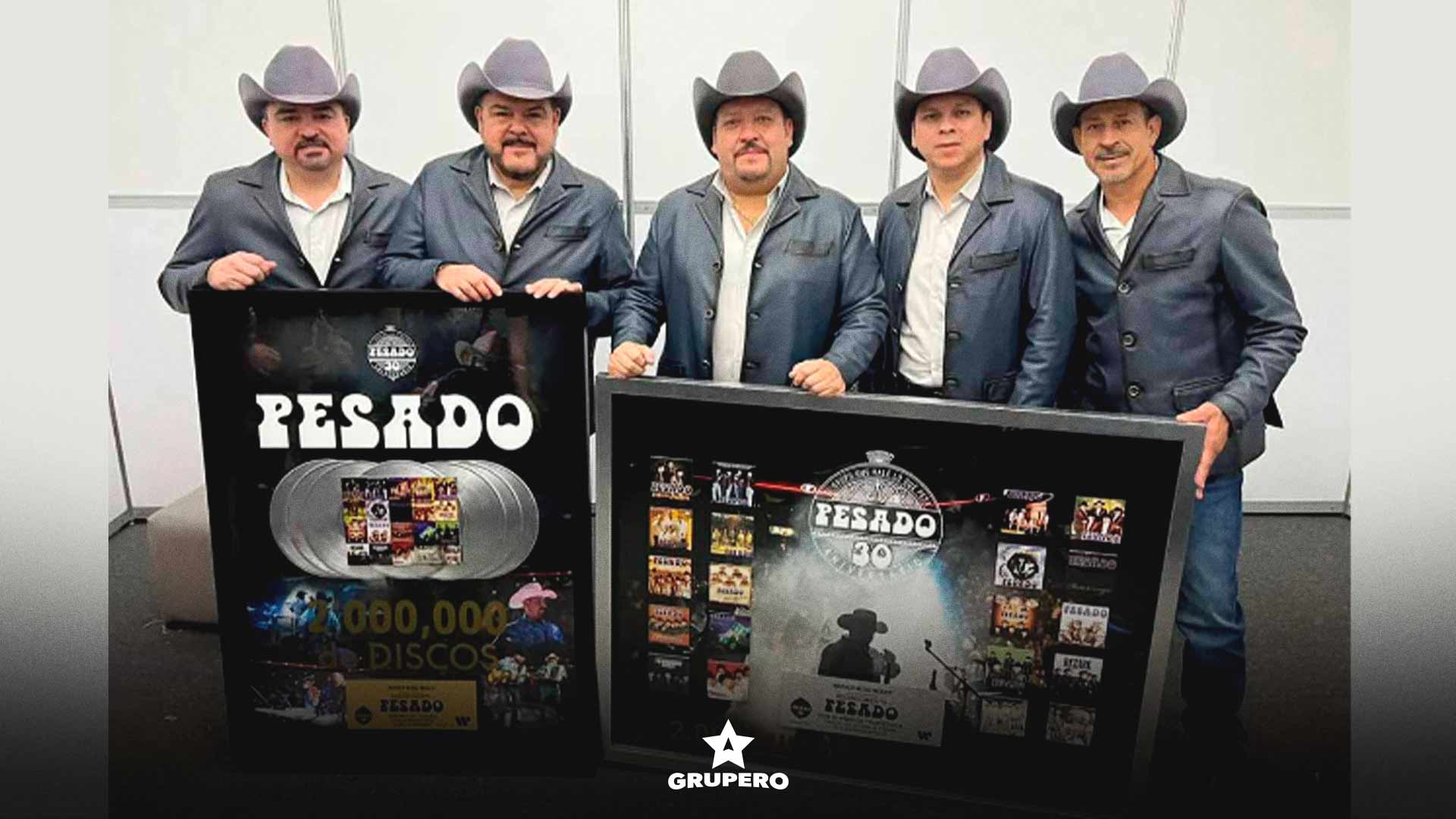 Grupo Pesado recibe dos reconocimientos por 30 años de trayectoria musical